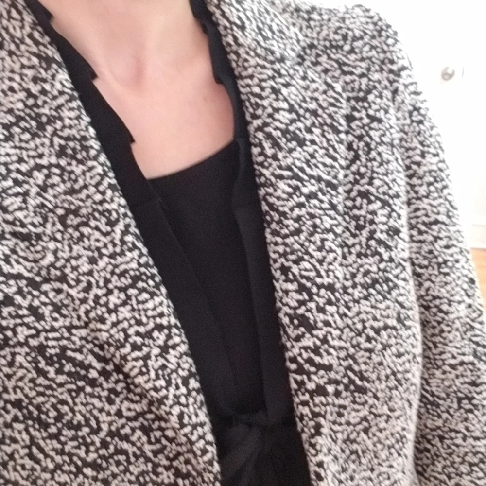 SOLD Ann Taylor Black/whited Textured Cropped blazer, 4 Petite - Picture 10 of 12